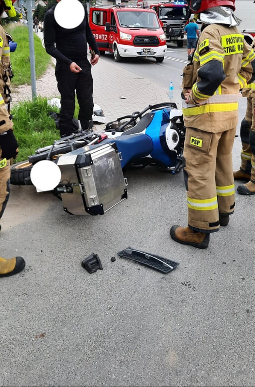 Wypadek na DK 1 w Ciścu. Samochód BMW zajechał drogę motocyklowi. Jedna osoba trafiła do szpitala