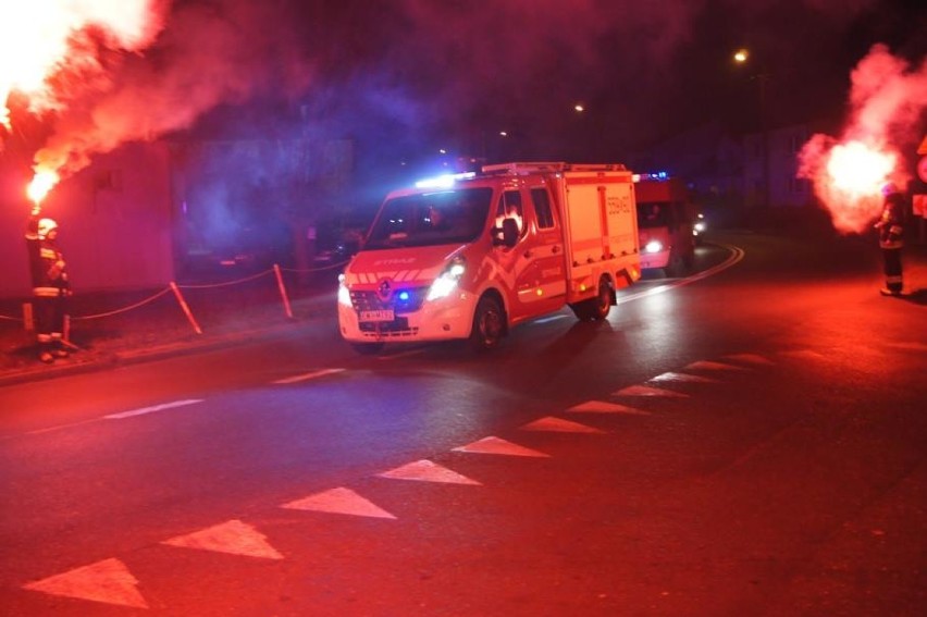 Wśród świateł flar i rac oraz dźwięków syren witano nowe auta strażackie przekazane jednostkom OSP Czarnożyły i OSP Raczyn[FOTO, FILM]