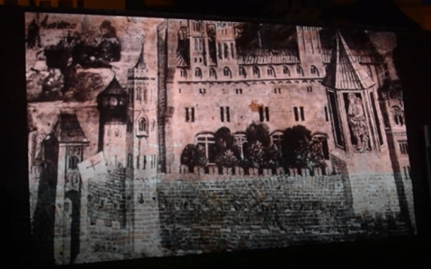 Oblężenie Malborka 1460 na murach Zewnętrznego Muzeum Fortyfikacji [ZOBACZ FILM]. Projekcja codziennie wieczorem