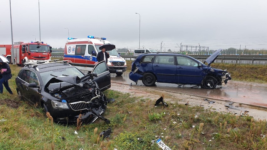 Wypadek na Wirażowej. Zderzenie czołowe dwóch samochodów...