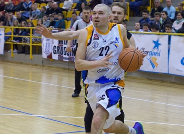 Piotr Pluta rzucił 16 punktów.