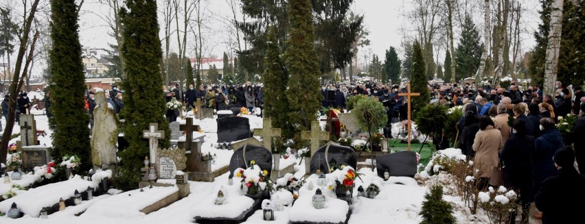 Malbork. Bogdan Kułakowski spoczął na Cmentarzu Komunalnym [ZDJĘCIA]. Tłumy żegnały wieloletniego samorządowca