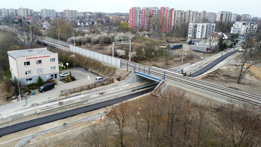 Drogowcy kładą już asfalt pod wiaduktem na ul. Krapkowickiej...