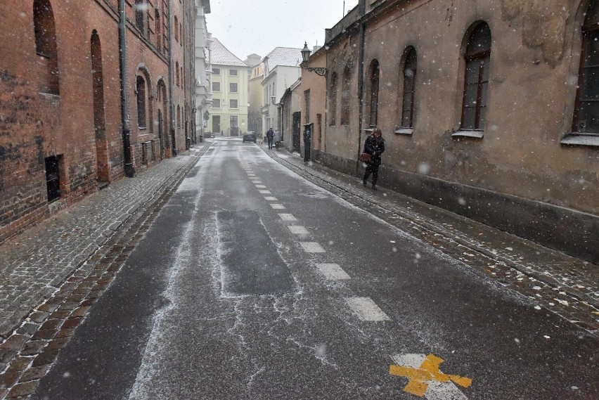 W sobotę (19.11) w Toruniu spadł pierwszy śnieg. Na zewnątrz...