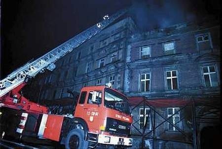 Ogień można było gasić jedynie z drabin samochodów strażackich.