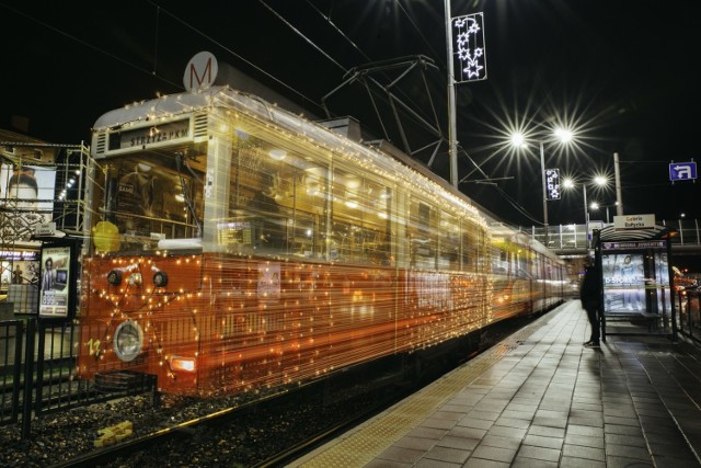 Świąteczny tramwaj przyozdobiony setkami lampek choinkowych!