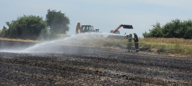 Niebezpieczny pożar kombajnu i rżyska w gminie Sulejów, 29.07.2022