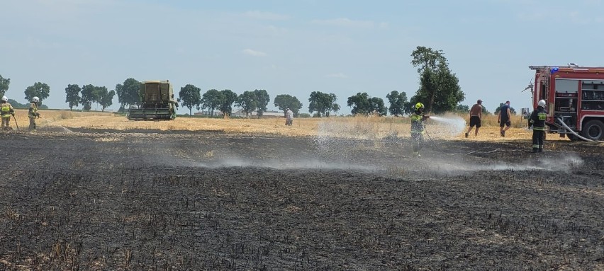 Niebezpieczny pożar kombajnu i rżyska w gminie Sulejów,...