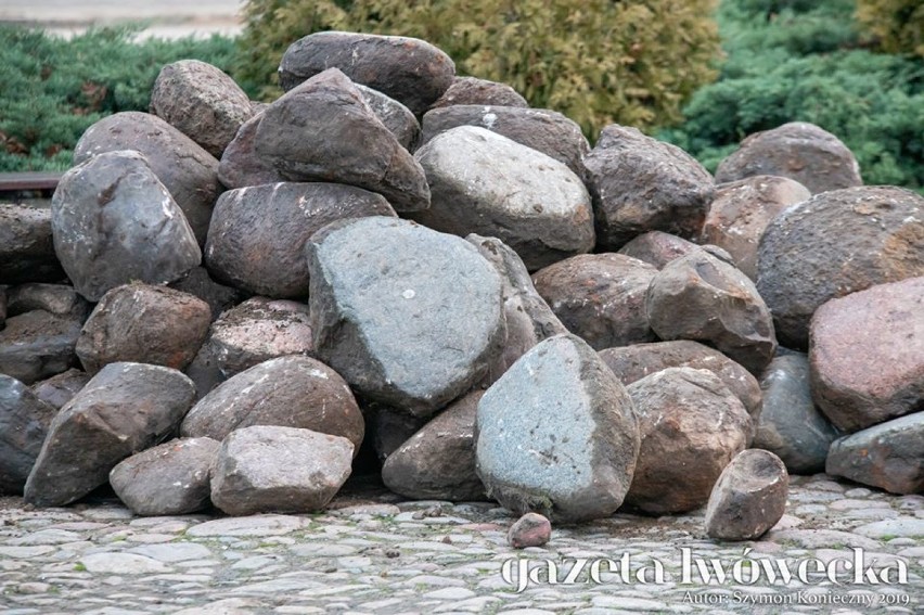 Zaczęto rozbierać płytę Rynku w Lwówku. Trwa rewitalizacja