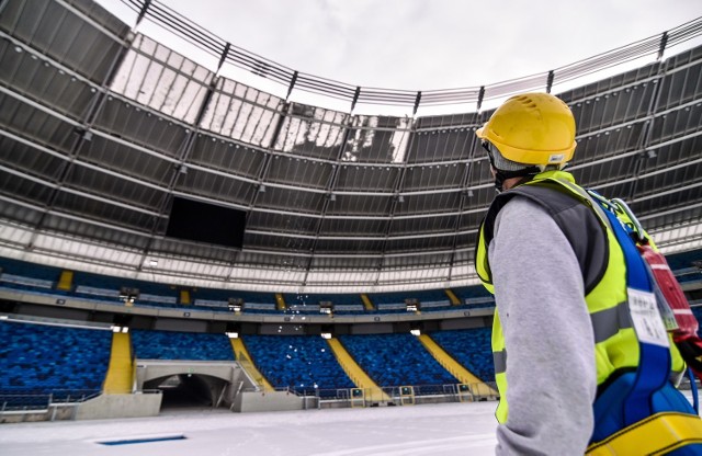 Odśnieżanie dachu Stadionu Śląskiego w styczniu 2021