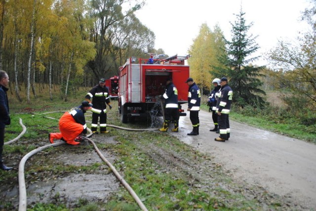Strażacy regularnie biorą udział w szkoleniach, by akcje ratownicze były jak najbardziej skuteczne i szybkie. Jednak często zagrożenia można po prostu uniknąć, jak np. tego związanego z wypalaniem traw. Jest ono zakazane