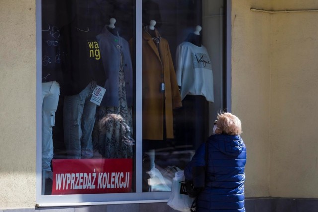 Coraz więcej osób opóźnia przejście na emeryturę, bo dotarła do nich prawda, że przejście na emeryturę od razu po uzyskaniu wieku emerytalnego oznacza głodową emeryturę. Innych do dłuższej pracy przekona planowane zwolnienie z PIT?

Czytaj dalej. Przesuwaj zdjęcia w prawo - naciśnij strzałkę lub przycisk NASTĘPNE