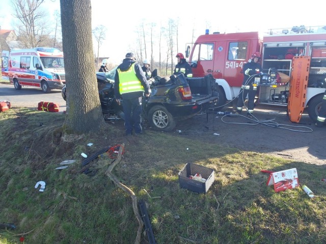 22-letni mieszkaniec gminy Mikstat zginął w wypadku, do jakiego doszło w niedzielę rano w Kotłowie. Dwóch kolegów, którzy jechali razem z nim, trafiło do szpitala.

WIĘCEJ: Wypadek w Kotłowie. Zginął 22-letni kierowca