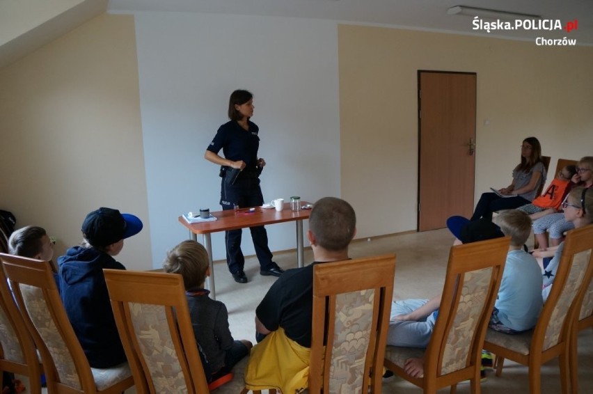 W wakacje dzieci odwiedziły policję konną w Chorzowie...