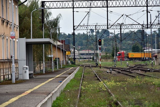 Dzisiaj na stacji Gorlice-Zagórzany, wszystkie pociągi, które chcą wjechać do Gorlic, muszą być przestawiane na bocznicę prowadzącą do centrum miasta