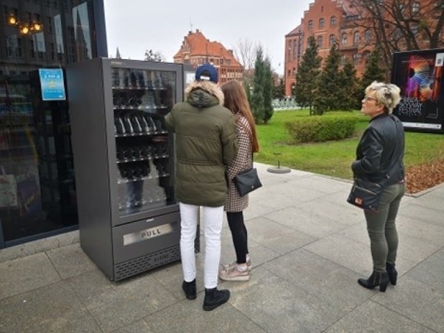 Za 5 złotych przy węźle przesiadkowym przy Alei Solidarności oraz przy ul. Kościuszki 32, przy pasażu handlowym, obok piekarni Bartkowscy można kupić w automacie chirurgiczne maseczki jednorazowe. Maseczkomaty w mieście pojawiły się z inicjatywy toruńskiej firmy Mikro Development, której działania w tym zakresie wspierało Centrum Wsparcia Biznesu.


Firma zabezpieczyła 50 tysięcy sztuk i zapowiada kolejne partie, które trafią do dystrybucji. Przypomnijmy, że jedna maseczka kosztuje 5 złotych. Całkowity dochód ze sprzedaży maseczek dostępnych w automatach będzie przeznaczony na produkcję (druk 3D) przyłbic dla toruńskich szpitali, która to od dłuższego czasu prowadzona jest przez toruńską firmę Candellana, znaną na świecie z produkcji oryginalnych świec.

- Dzięki pomocy Centrum Wsparcia Biznesu i Wydziału Gospodarki Komunalnej UMT, przychylności właścicieli piekarni Bartkowscy udało się szybko postawić dwa maseczkomaty, które będą regularnie uzupełniane przez naszą firmę - mówi Marek Kaliński, prezes Zarządu Mikro Development Sp. z o.o., właściciel marki Candellana.

Przedsiębiorca deklaruje też, że jest w stanie postawić kolejne maszyny – jeśli będzie takie zapotrzebowanie.