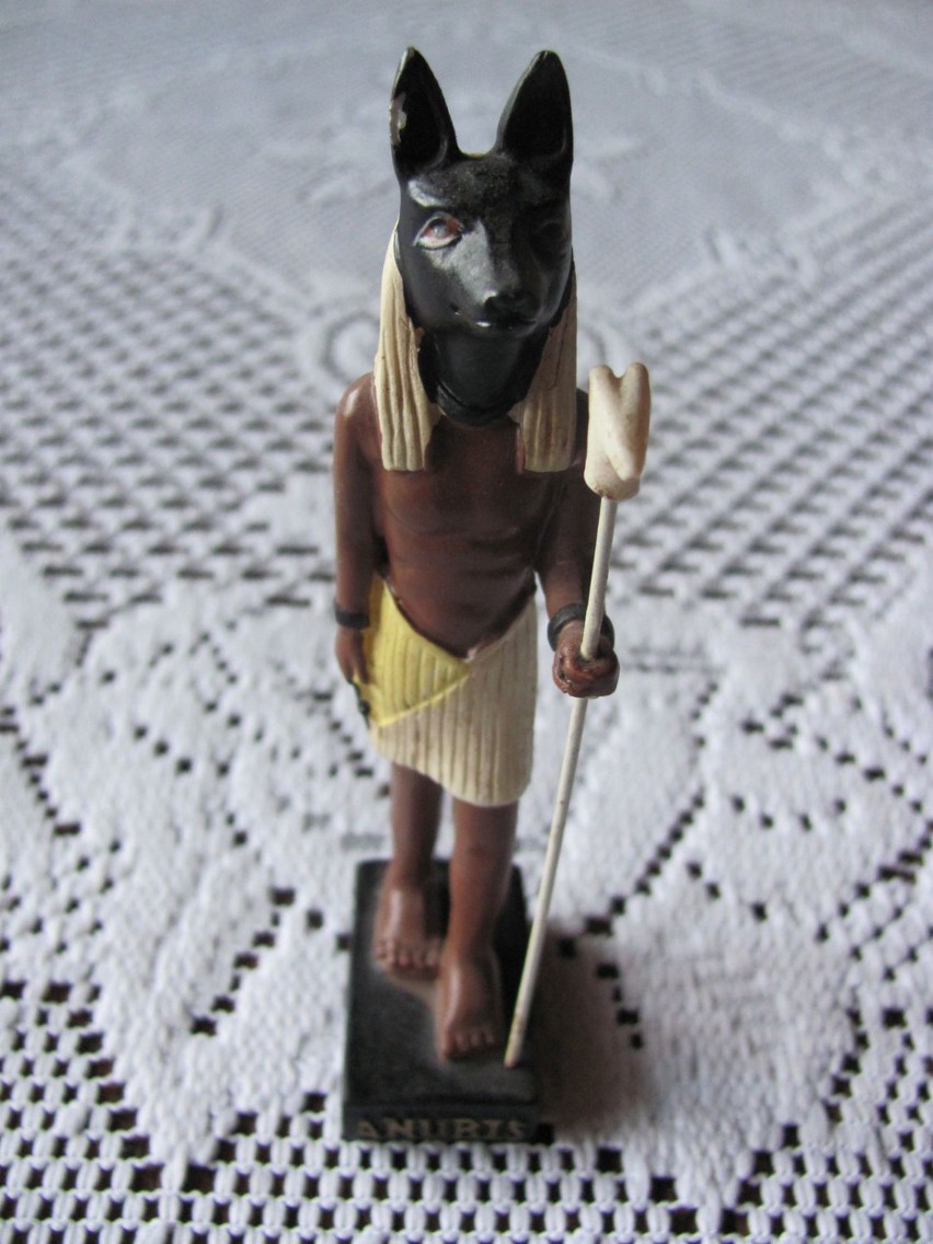 Figurka przedstawiająca psiogłowego boga Anubisa
