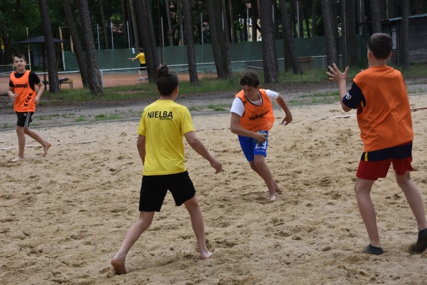 Młodzież z Wągrowca przygotowuje się do turnieju w piłkę ręczną plażową 