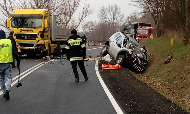 Do tragicznego wypadku doszło w poniedziałek, 21 stycznia w rejonie wsi Owczary (powiat Słubicki). Zderzyły się dwa samochody: ciężarówka i samochód osobowy. W wyniku zderzenia nie żyją dwie osoby.

Wypadek miał miejsce na drodze krajowej nr 31 między Kostrzynem nad Odrą, w Słubicami około godziny 11.00. W rejonie wsi Owczary samochód osobowy zderzył się z ciężarówką. Zginęły dwie osoby. - Ze wstępnych ustaleń policjantów wynika, że kierujący samochodem osobowym marki dacia zjechał na przeciwległy pas ruchu i zderzył się z ciężarówką marki man. W wyniku zdarzenia kierujący i pasażerka samochodu osobowego ponieśli śmierć na miejscu - mówi Magdalena Jankowska, oficer prasowy Komendy Powiatowej Policji w Słubicach. 

Na miejscu są służby ratownicze. Droga krajowa jest zablokowana, policjanci wyznaczyli objazdy przez Pamięcin, Laski Lubuskie, Górzycę.

Zobacz też wideo: Napad na właściciela kantoru. Na czerwonym świetle złodziej zabrał torbę z 350 tys. zł. Po pościgu zatrzymali go policjanci


