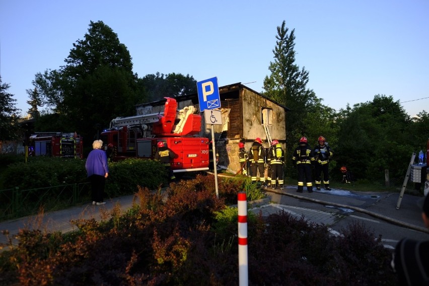 Na ulicy Morcinka 34 w Toruniu palił się budynek. Z ogniem...