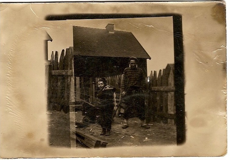 Dziadek z wnuczkiem przy drewnianym domku fińskim na...