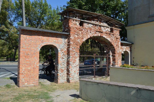 Zabytkowa brama w Łowiczu