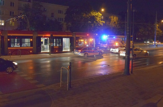 Wypadek na ul. Kopcińskiego. Mężczyzna wpadł pod tramwaj