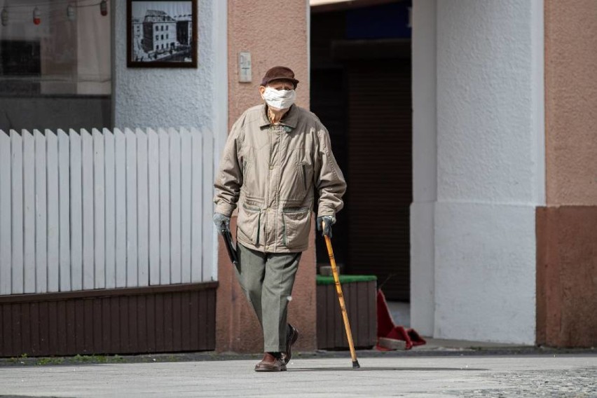 Maseczki ochronne dla seniorów od miasta. Nie można się dodzwonić. Władze uruchamiają maila