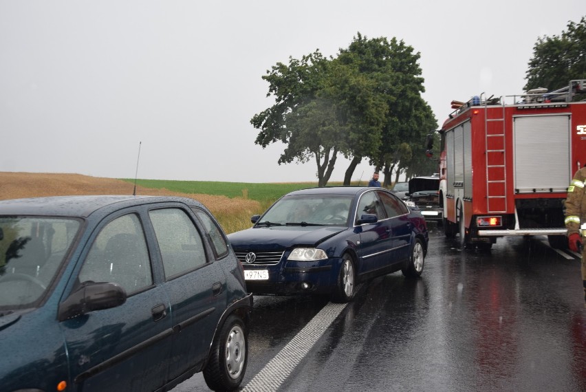 Zderzenie pięciu aut w strugach deszczu na Górce Woźnickiej