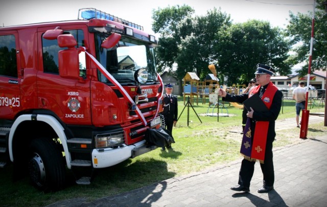 Nowy samochód na 100 lat Ochotniczej Straży Pożarnej w Zapolicach