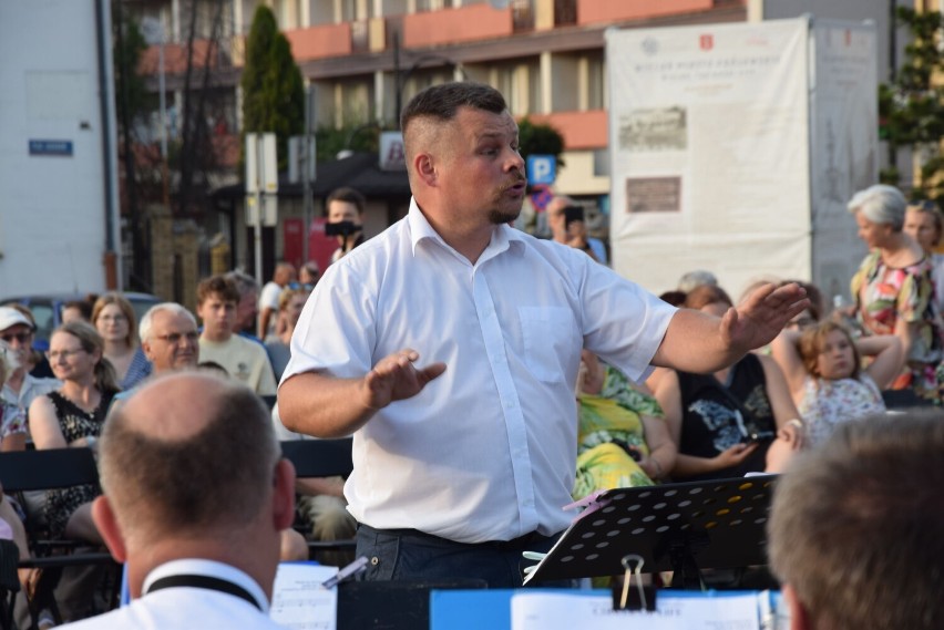Plenerowy występ orkiestr dętych i mażoretek w Wieluniu ZDJĘCIA, WIDEO