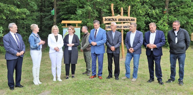 W otwarciu ścieżki edukacyjnej nad zalewem Maczuły  wzieli udział liczni goście m.in. parlamentarzyści i samorządowcy. fot.
