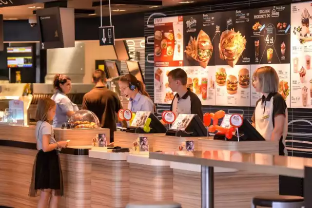 Każdego roku sieć Mc Donald's rozdaje setki darmowych kaw. Co ważne, nie musimy zamawiać niczego, by otrzymać gratisowy napój. Wystarczy odwiedzić dowolnego Mc Donald'sa  w stolicy. Czas akcji jest jednak ograniczony. Ostatnia miała miejsce od 5 - 19 marca 2018 roku.