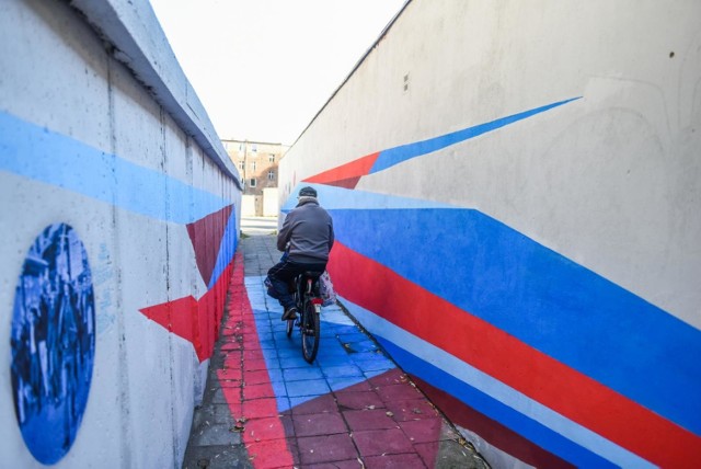 Na Łazarzu, przy ul. Klaudyny Potockiej od kilku dni można oglądać nowy mural. Co więcej - można przejść pomiędzy nim. Malowidło rozciąga się bowiem na dwóch ścianach i części chodnika. Ma nawiązywać do praw człowieka.