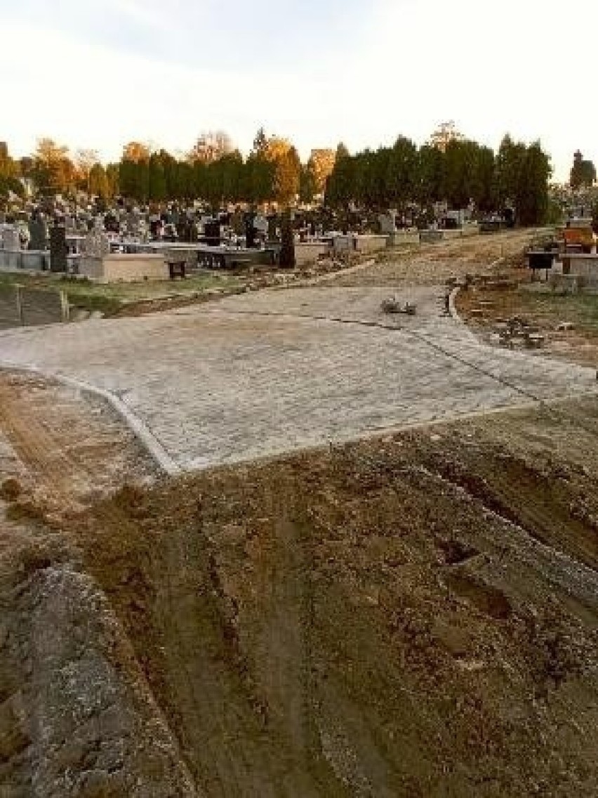 Na Cmentarzu Komunalnym w Sandomierzu wybudowano kolejną alejkę pomiędzy nagrobkami. Inwestycja poprawi estetykę na terenie nekropolii