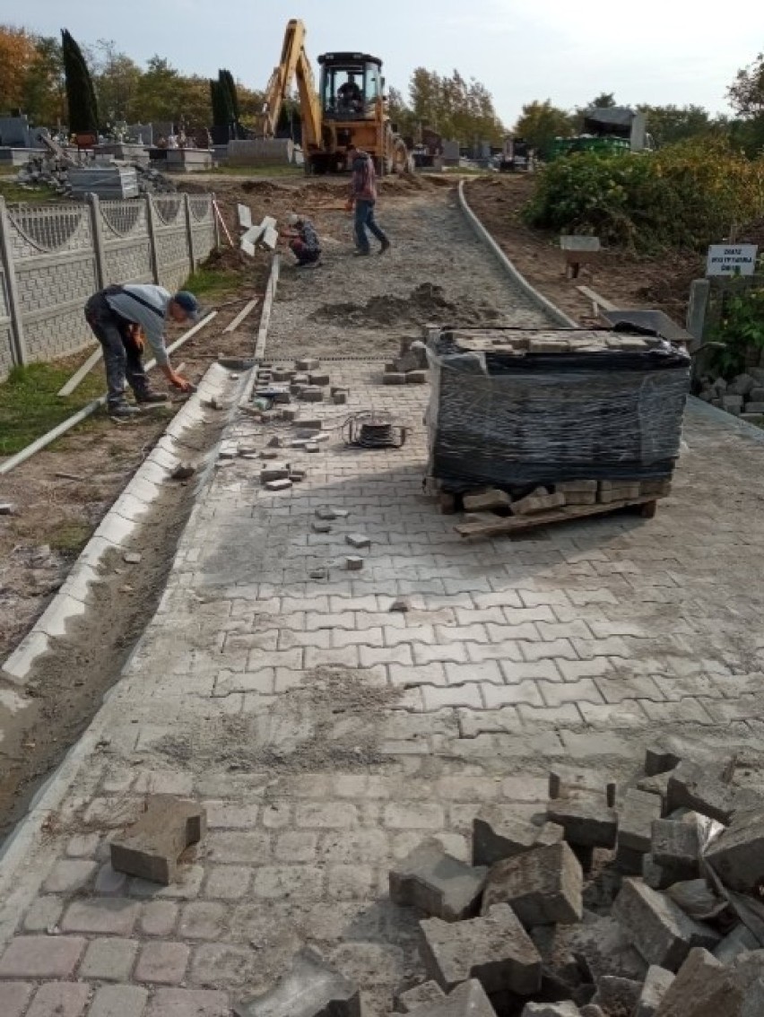 Na Cmentarzu Komunalnym w Sandomierzu wybudowano kolejną alejkę pomiędzy nagrobkami. Inwestycja poprawi estetykę na terenie nekropolii