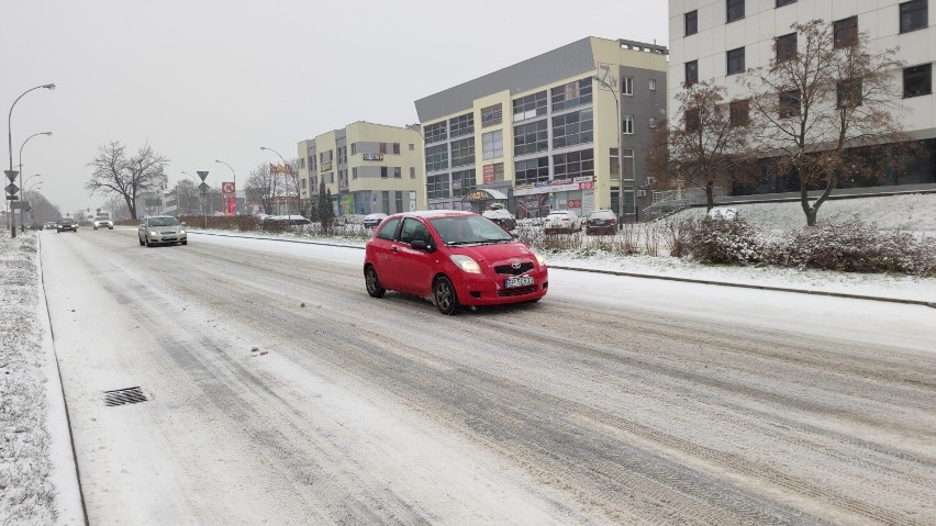 Trudne warunki do jazdy na drogach w Piotrkowie 11.12.2022