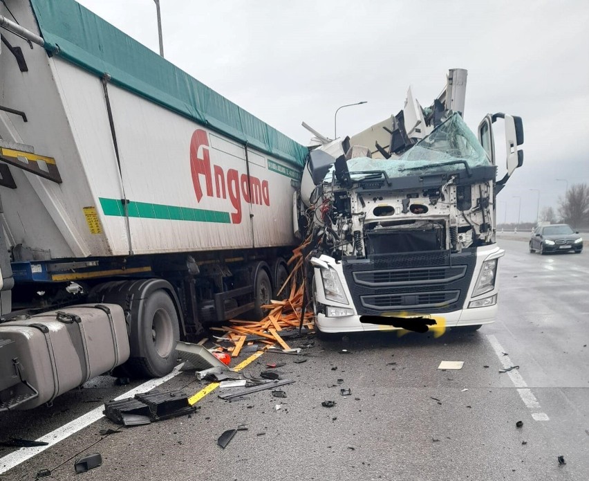 Trzy samochody ciężarowe zderzyły się na autostradzie w Częstochowie
