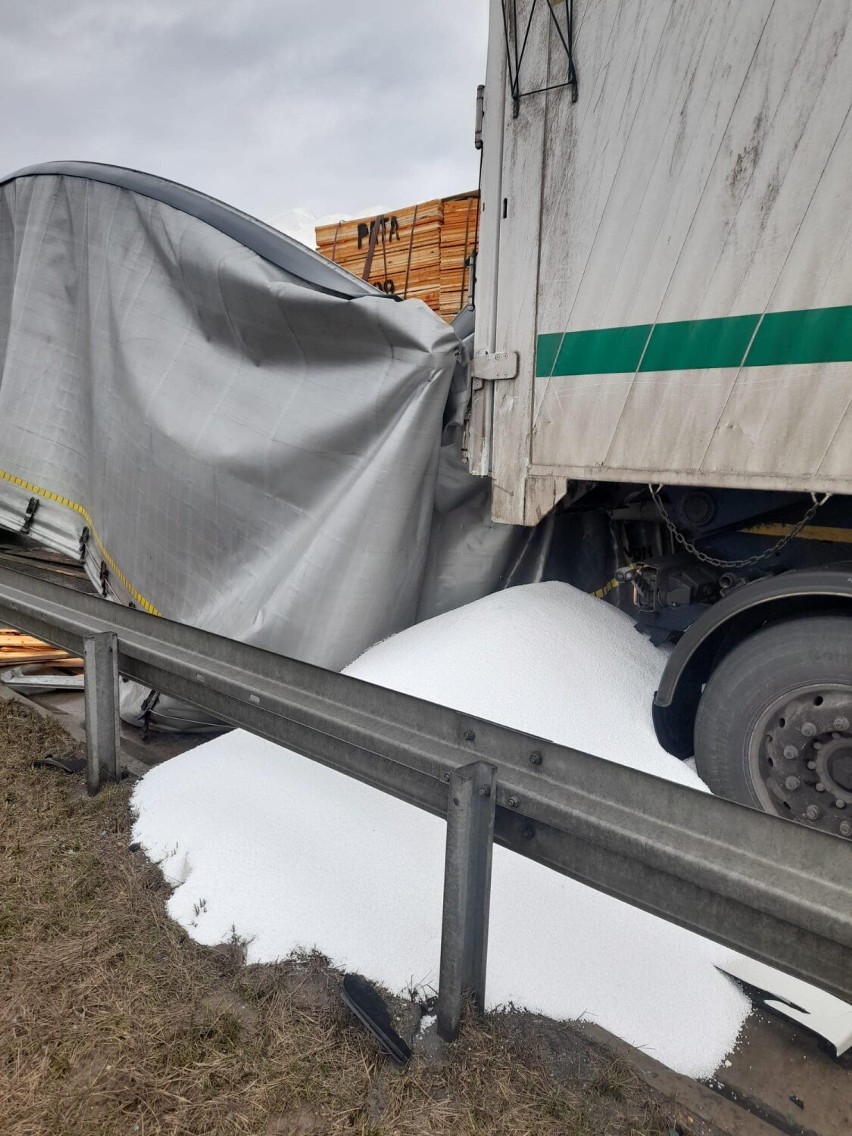 Trzy samochody ciężarowe zderzyły się na autostradzie w Częstochowie
