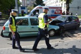 Wypadek na Próchnika w Piotrkowie. Zderzenie dwóch samochodów, 22 września 2020. Jest ranny. Sprawca uciekł [ZDJĘCIA, WIDEO]