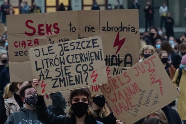 Przez cała Polskę, w tym przez Poznań, przelewają się fale protestów przeciwko zaostrzeniu prawa aborcyjnego. Kobiety i wspierający je mężczyźni nie zgadzają się z wyrokiem Trybunału Konstytucyjnego, a swój sprzeciw wyrażają bardzo dosadnie. Na transparentach podczas protestów widnieją mocne hasła. Jakie można zobaczyć w Poznaniu?

Kolejne zdjęcie --->