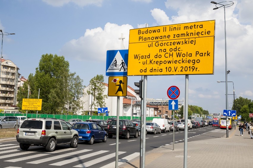 Metro na Bemowo. Budowa dwóch stacji na granicy Woli i Bemowa rozpoczęta. Kierowcy utknęli w korkach [ZDJĘCIA]