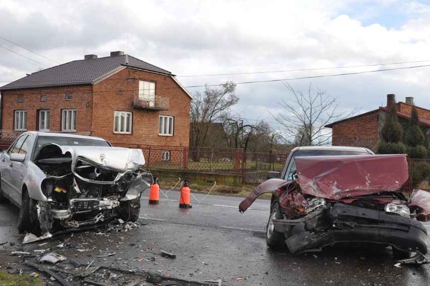 Wypadek w Ładzicach. 3 osoby ranne, w tym małe dziecko [ZDJĘCIA]