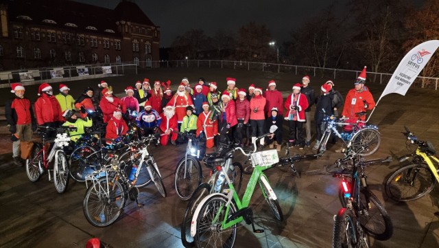 Mikołajowy przejazd cyklistów przez Szczecin. Pokonali około 10 kilometrów ulicami miasta