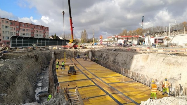 Dzieje się przy Opolu Wschodnim. Budują wiadukt na ul. Oleskiej. Wciśnięto pierwszą część tunelu w nasyp kolejowy