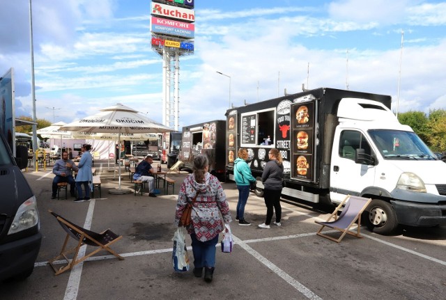 Od dziś do niedzieli (16-18 września ) potrwa zlot food trucków na zakończenie sezonu. Na rodzinny piknik na parking przy centrum handlowym "Echo" przy ulicy Żółkiewskiego zapraszają Futraki. Można tam spróbować dań z kuchni orientalnej, bałkańskiej, śródziemnomorskiej, a także królujących na wszystkich eventach - amerykańskich burgerów i belgijskich frytek. Organizatorzy zapewniają także słodkie przekąski, kawę oraz zimne napoje. Eventy „foodtruckowe” wpisały się na dobre w mapę miejskich wydarzeń na świeżym powietrzu.