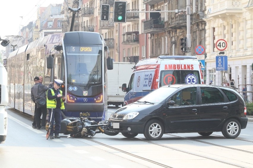 Wrocław. Groźnie wyglądający wypadek na ul. Traugutta. Ranny motocyklista (ZOBACZ ZDJĘCIA)
