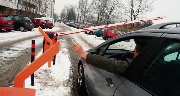 Wjazd na parking osiedla przy ul.  Ostrogórskiej w Sosnowcu umożliwia specjalna karta czipowa.