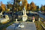 Polska, złota jesień 2022 udekorowała stary cmentarz w Zduńskiej Woli ZDJĘCIA