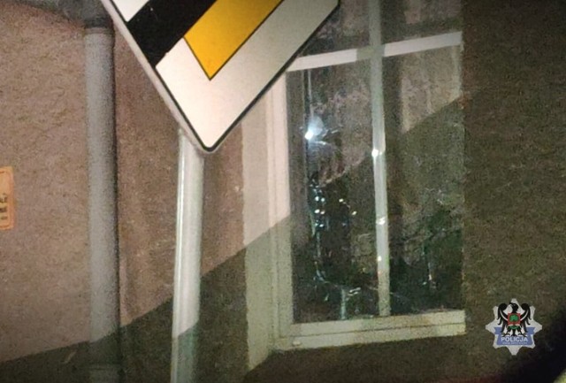 53-latek wybił szyby w oknie oraz groził pokrzywdzonej